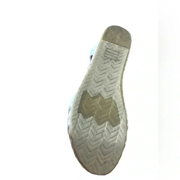 Toms Girls Espadrilles EUC  Size 3 Pale Blue - Picture 3 of 6